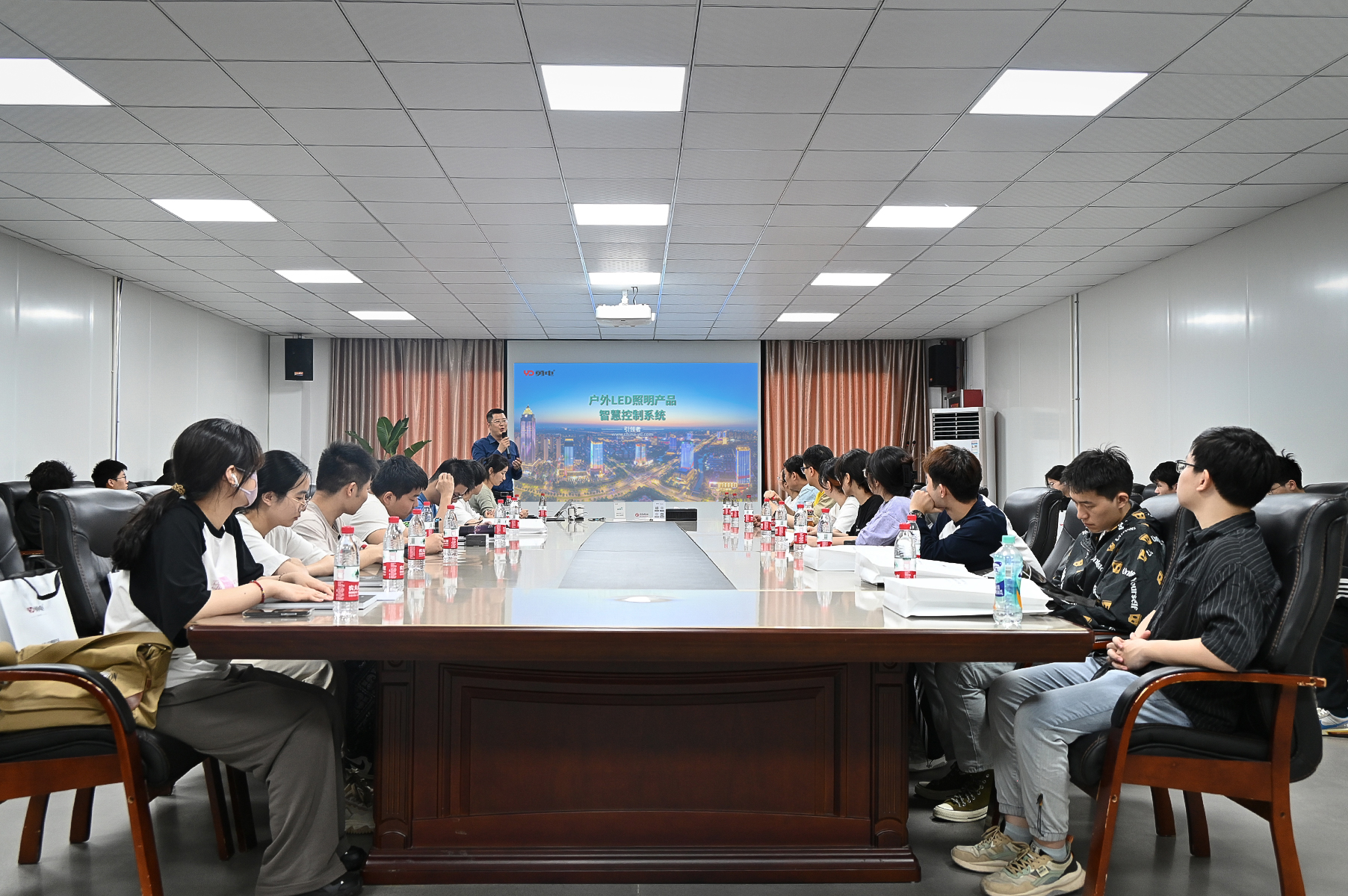 浙江理工大學(xué)學(xué)子走進(jìn)勇電，探索智慧光影科技